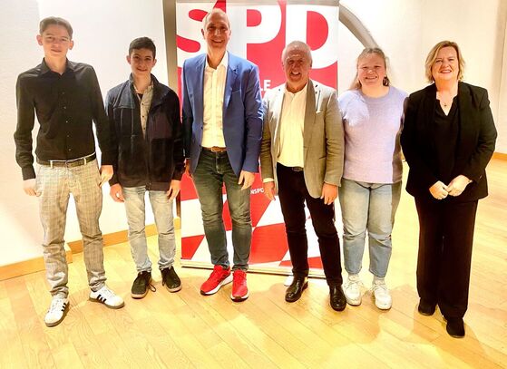 Jugend im Gespräch mit der Politik: Paul Hertle, Philipp Bönning, MdB Christoph Schmid, Wilfried Mück, Greta Ruf, Dr. Eva Högl (von links nach rechts) vor einem SPD-Banner